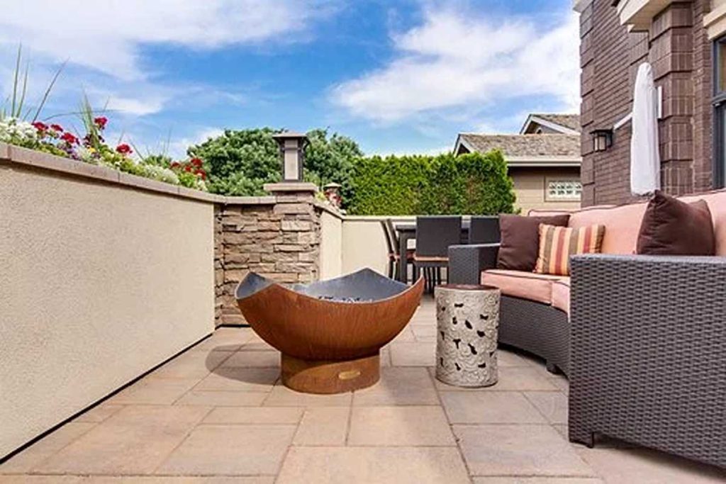 How to Use Outdoor Decor to Make Your Yard More Inviting