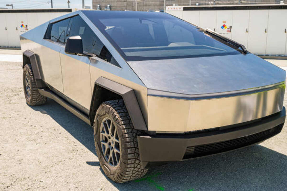 Tesla Cybertruck Crash Test