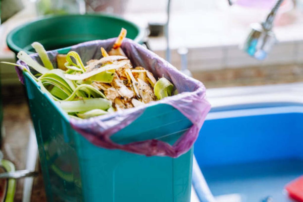 Choosing the Average Kitchen Trash Can Size
