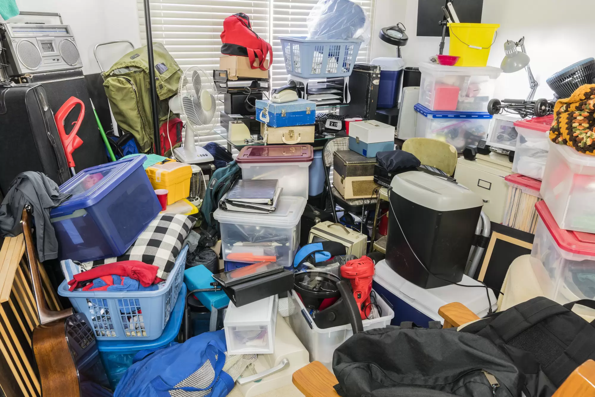 7 Early Warning Signs of a Hoarder (And How to Handle It)