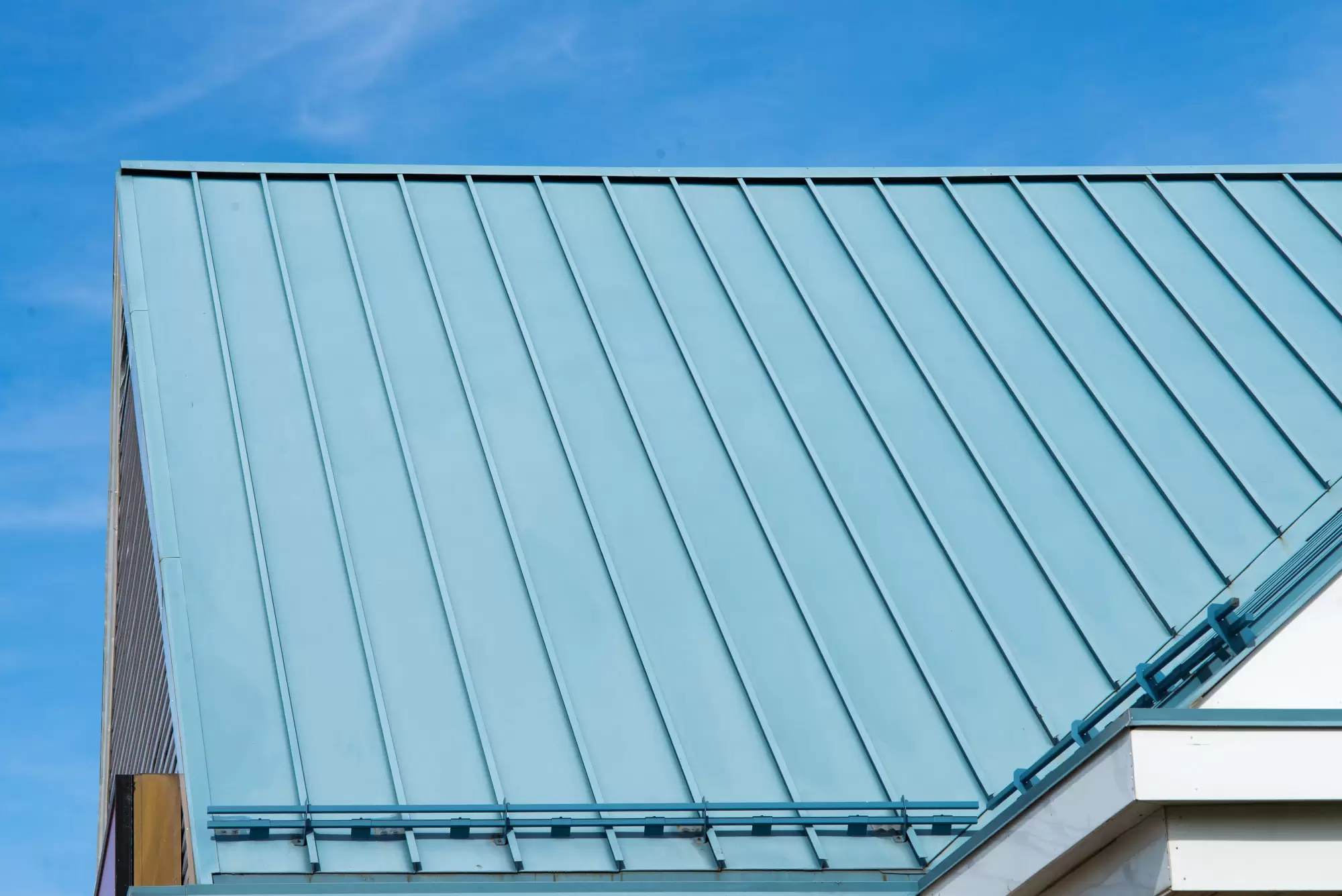 Metal Roof vs Asphalt: What Are the Differences?