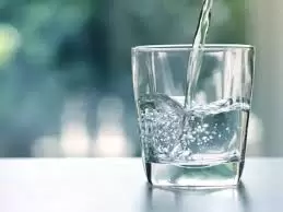 How to Drink More Water Each Day: 4 Essential Tips