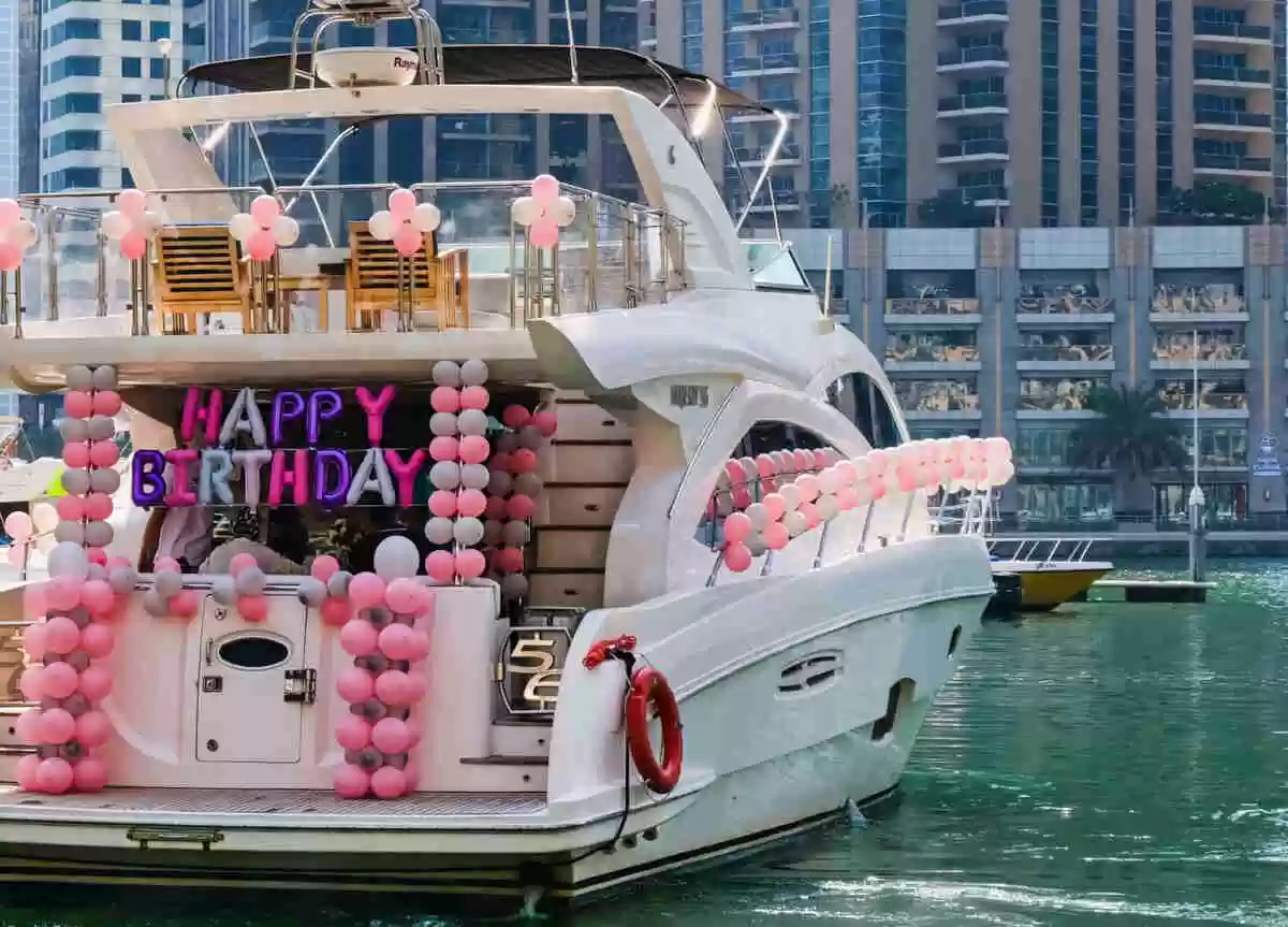 yacht for rent in Dubai