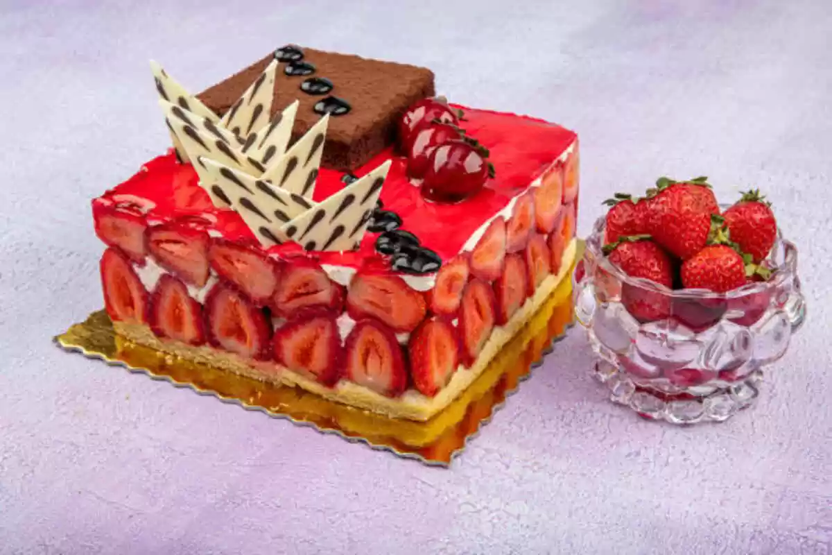 How to Create a Delicious Fruit Cake Design